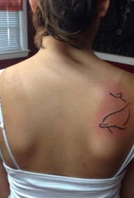 背部简约黑色线条海豚纹身图案