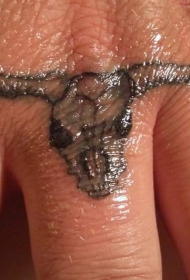 手指上的公牛骷髅纹身图案