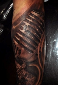 难以置信的大彩色麦克风纹身图片