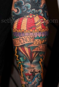 手臂老学校的风格色彩的热气球纹身