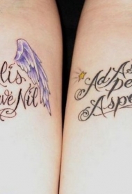 手臂美丽的翅膀和字母纹身图案