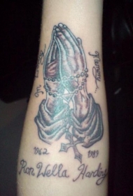 手臂黑棕色祈祷手纪念纹身图案