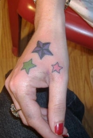 手部彩色五芒星纹身图案