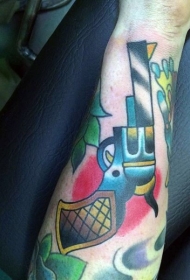 腿部老派风格的彩色手枪纹身图案