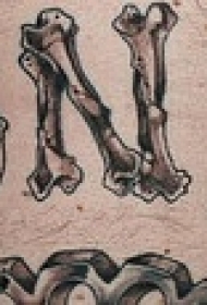 腹部英文字母花体 黑白纹身图案