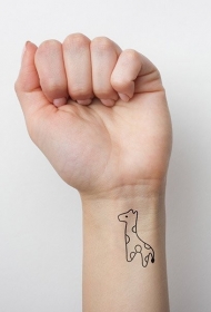 手腕简约漂亮的小墨水长颈鹿纹身图片