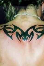 男性背部黑色部落标志纹身图案