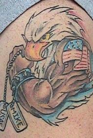 带有狗标签的鹰纹身图案