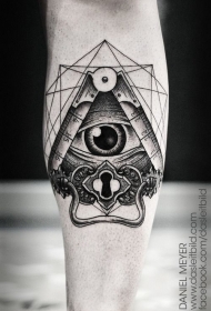 手臂黑色锁和尺子眼睛几何纹身图案