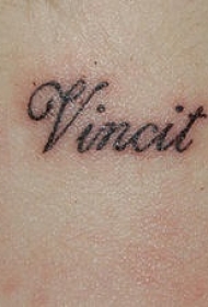 脖子上黑色拉丁文字母纹身图片