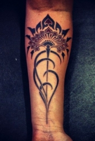 小臂美丽的部落花朵纹身图案