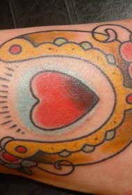 脚背彩色爱心与马蹄纹身图片