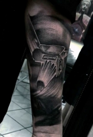 简单的黑白唱片机手臂纹身图案