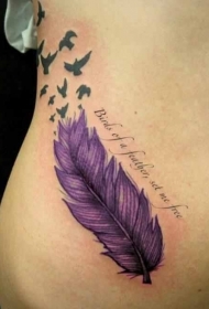 侧肋蓬松的紫色羽毛小鸟纹身图案