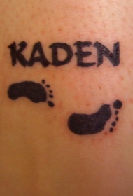 新生婴儿的脚印黑色纹身图案