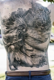 背部惊人美丽的黑色印度猎人与森林纹身图案