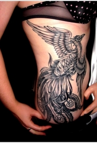 女性腰部大面积黑灰凤凰纹身图案