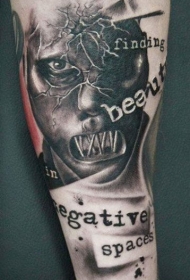 手臂可怕的黑白疯狂怪物与字母纹身图案