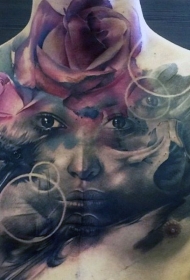 胸部神秘斑斓的女人肖像乌鸦和鲜花纹身图案
