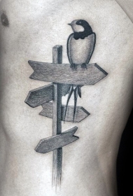 侧肋雕刻风格黑色小鸟和路标纹身图案