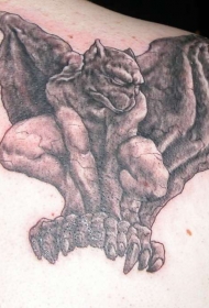 肩部逼真的石像鬼纹身图案