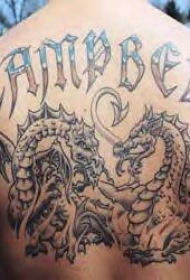 背部翅膀恐龙与字符纹身图案