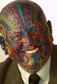 脸部丰富多彩的纹身图案