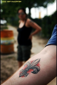 男性手臂彩色的鸢尾纹身图案