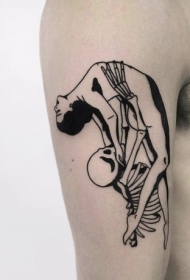 大臂黑色线条趣味组合女人与骨架纹身图案