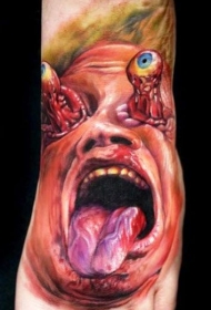 脚背彩色毛骨悚然的怪物男子纹身图案