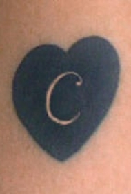 字母和黑色心形纹身图案