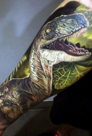 手臂写实风格彩色咆哮恐龙纹身图案