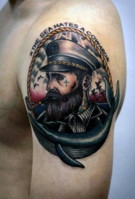 手臂华丽的彩色字母和老水手鲸鱼纹身图案