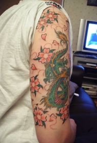 大臂青龙和花蕊纹身图案
