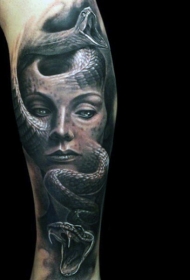 腿部华丽的彩色逼真的美杜莎肖像纹身