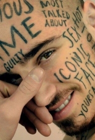 脸部不寻常的英文字母纹身图案