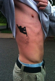 腰侧黑色滑雪板剪影纹身图案