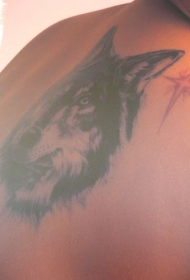 背部黑白逼真的狼头纹身图案