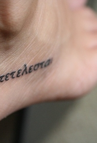 脚部字母与数字代码纹身图案