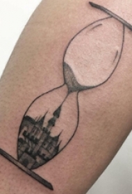 男生大腿上黑灰点刺几何线条建筑物和沙漏纹身图片