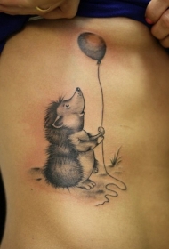 腰侧黑灰墨水刺猬与气球纹身图案