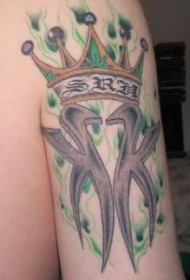 图腾和绿色火焰皇冠纹身图案