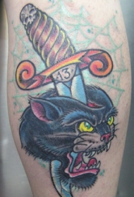 黑豹头部和弯曲的匕首纹身图案