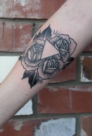 小臂雕刻风格黑色点刺玫瑰三角形纹身图案