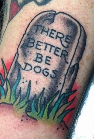 肩部彩色墓碑刻字字母纹身图片