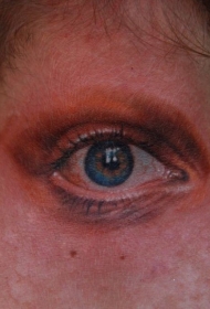 颈部现实逼真的眼睛纹身图案