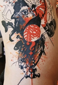 侧肋丰富多彩的各种仪器和鸟纹身图案