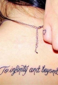 女生背部黑色的字母英文纹身图案