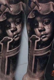 小臂new school彩色哭泣女孩与十字架纹身图案