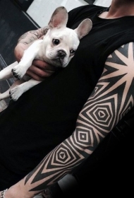 手臂黑色简单的图腾纹身图案